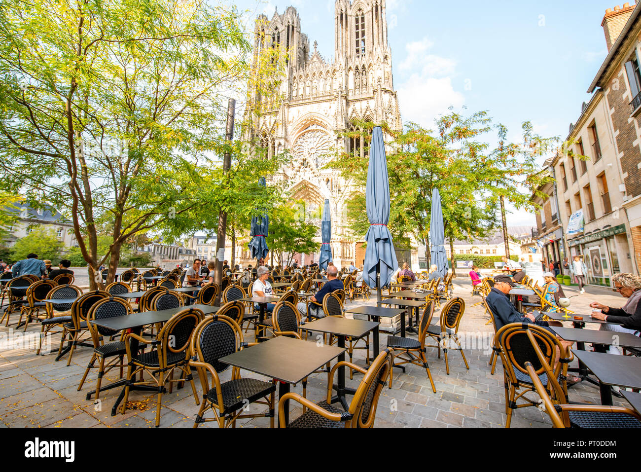 REIMS, Frankreich - 27. August 2017: Blick auf den Platz mit Cafe Bar in der Nähe der berühmten Kathedrale Notre-Dame in Reims, Frankreich Stockfoto