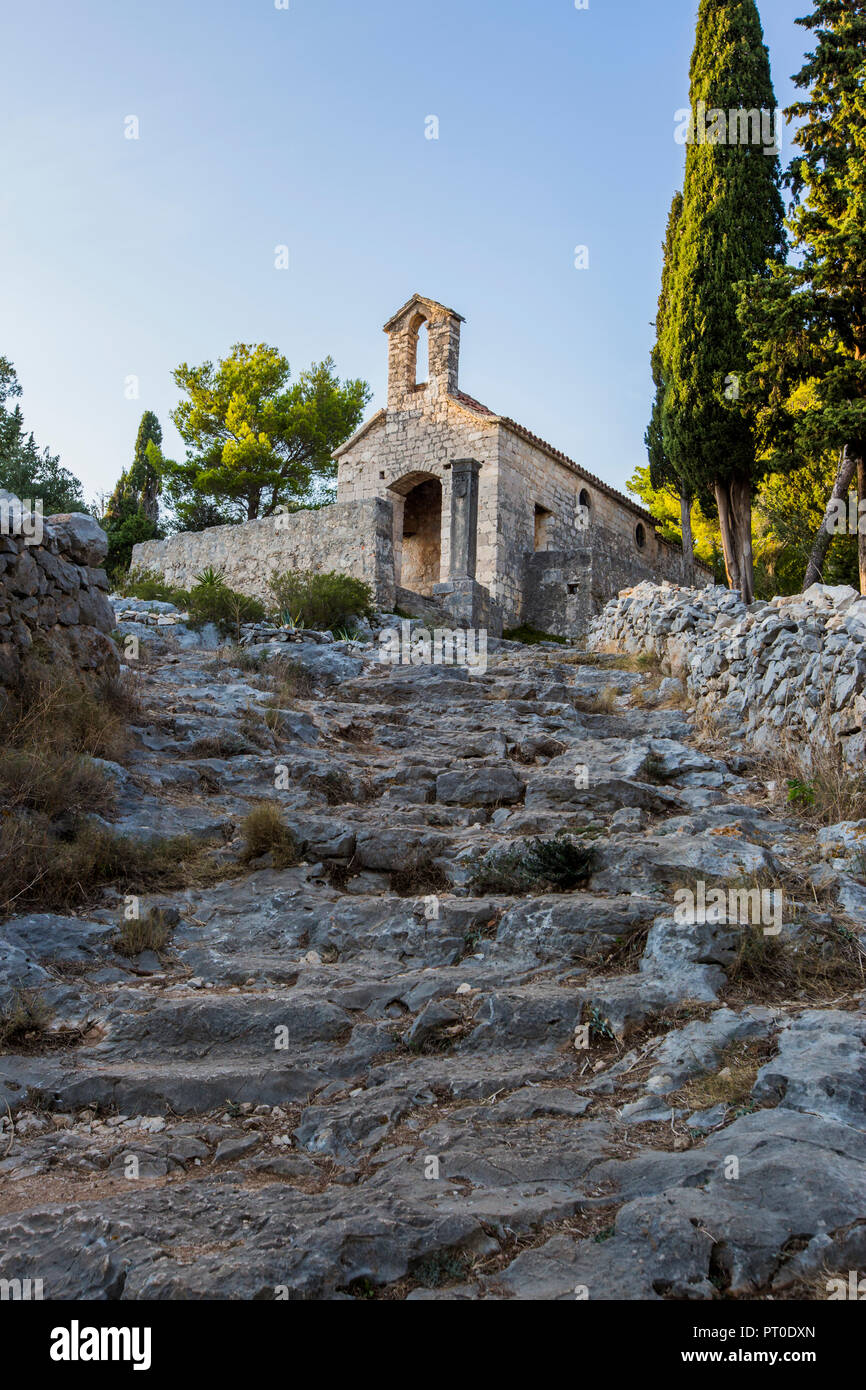 Die Kirche Unserer Lieben Frau in Kruvenice (Kroatische Crkva Gospe aus Kruvenice) ist eine Kirche in der Stadt Hvar auf der Insel Hvar in Kroatien. Es ist lo Stockfoto