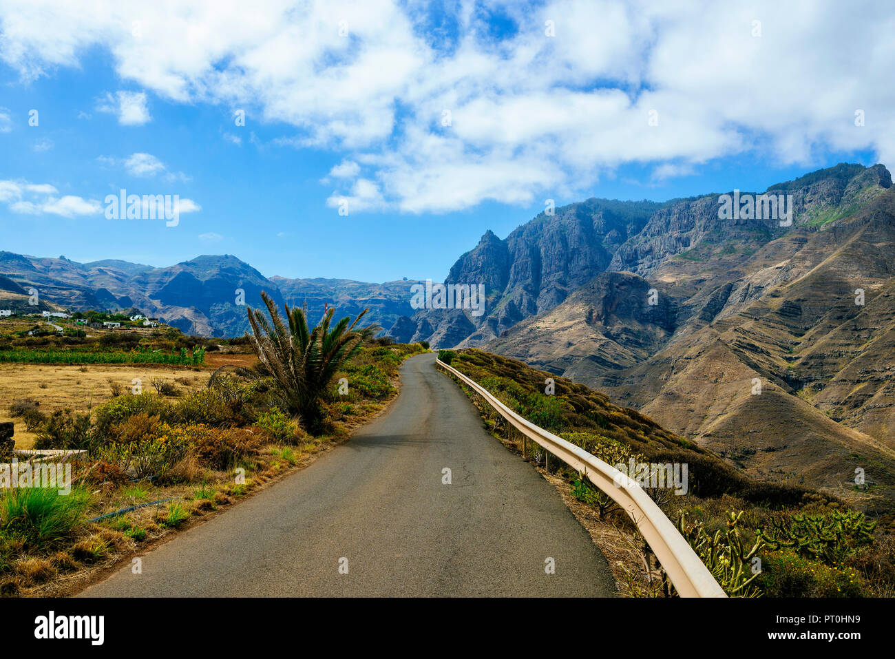 Spanien, Kanarische Inseln, Gran Canaria, Straße zwischen Bergen Stockfoto