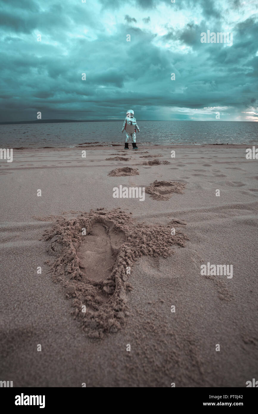 Lonely spaceman am See auf namenlosen Planeten suchen Stockfoto