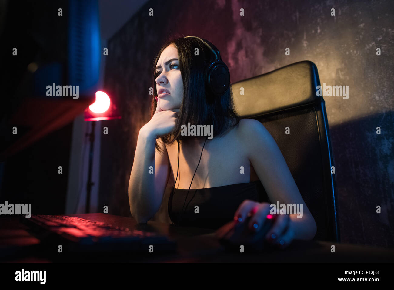 Mädchen Anfänger gamer Look mit ratlosigkeit Stockfoto