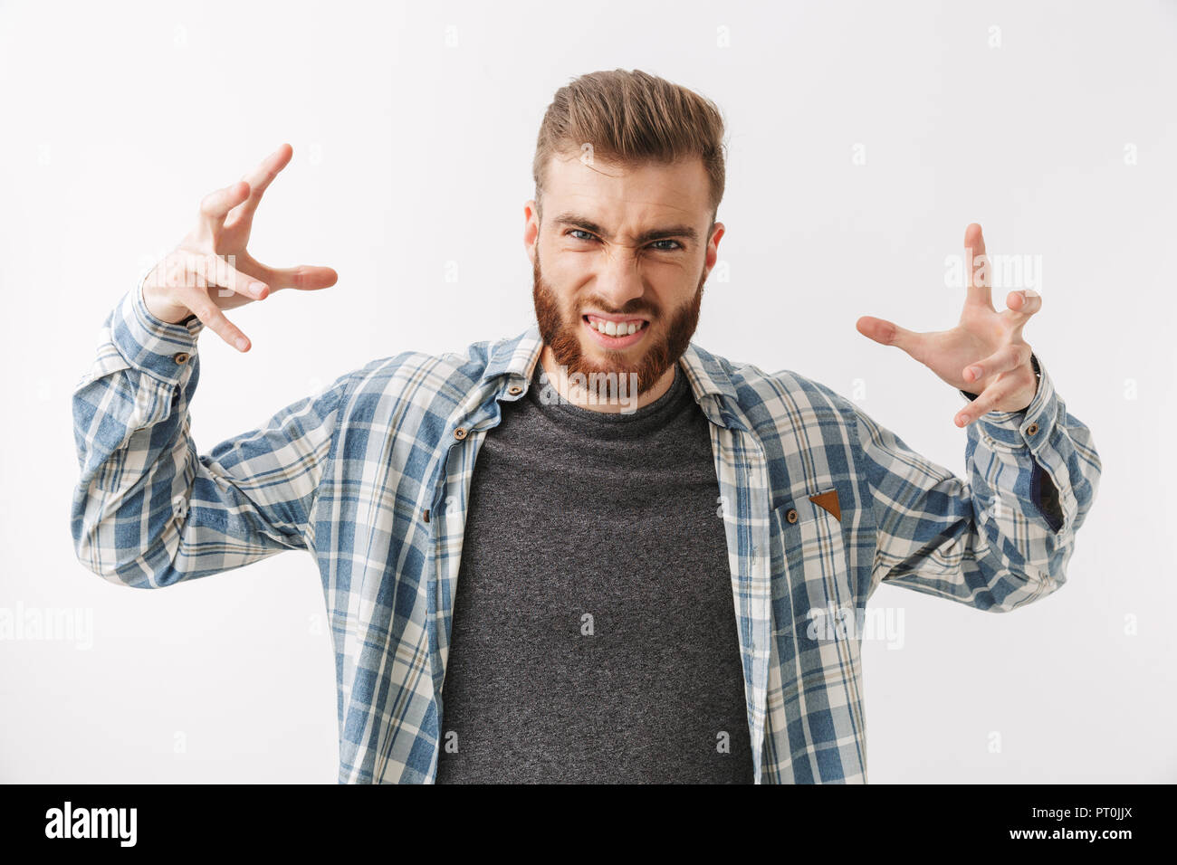 Portrait eines wütenden jungen bärtigen Mann stehend über Weiß isoliert Stockfoto