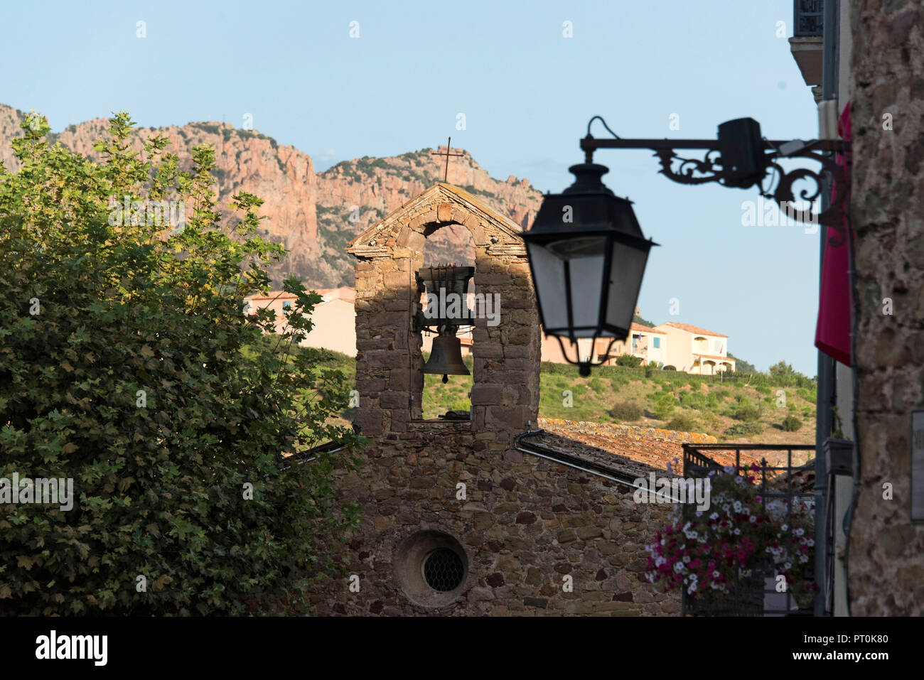 Kirche in Roquebrune Sur Argens, Roquebrune im Hintergrund. Stockfoto