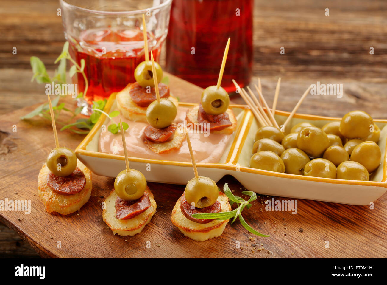 Tapas mit Wurst Chorizo und grünen Oliven tapas Aperitif Stockfoto