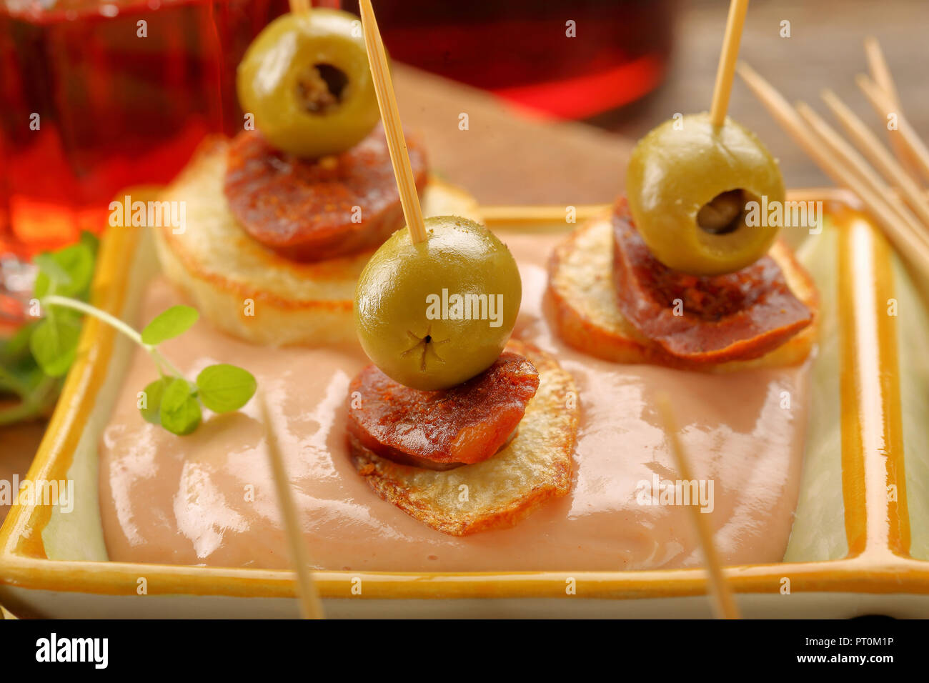 Tapas mit Wurst Chorizo und grünen Oliven tapas Aperitif Stockfoto