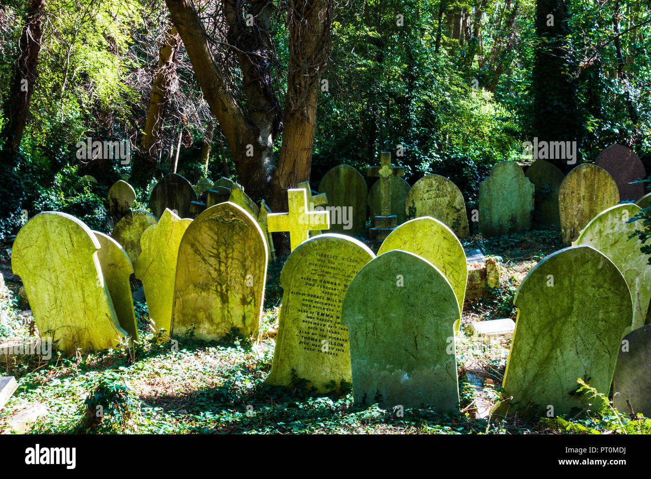 Grabsteine in Highgate Friedhof, London Stockfoto