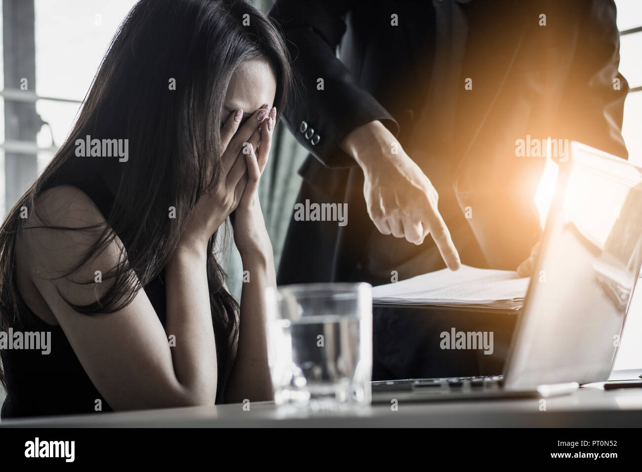 Geschäftsfrau deprimiert und Traurigkeit, weil von rügen und tadeln durch Chef Stockfoto