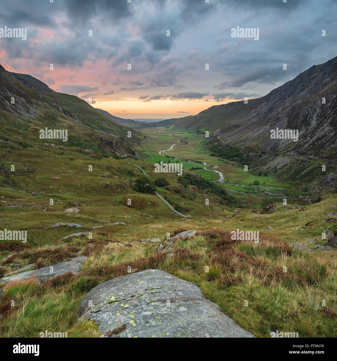 Schöne stimmungsvolle Landschaft Bild von Nant Francon Tal in Snowdonia bei Sonnenuntergang im Herbst Stockfoto