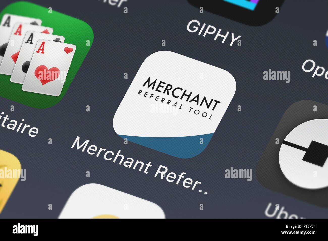 London, Großbritannien, Oktober 05, 2018: Der Händler Empfehlung Tool mobile App aus finanziellen Entdecken Sie Dienstleistungen auf dem Bildschirm des iPhone. Stockfoto