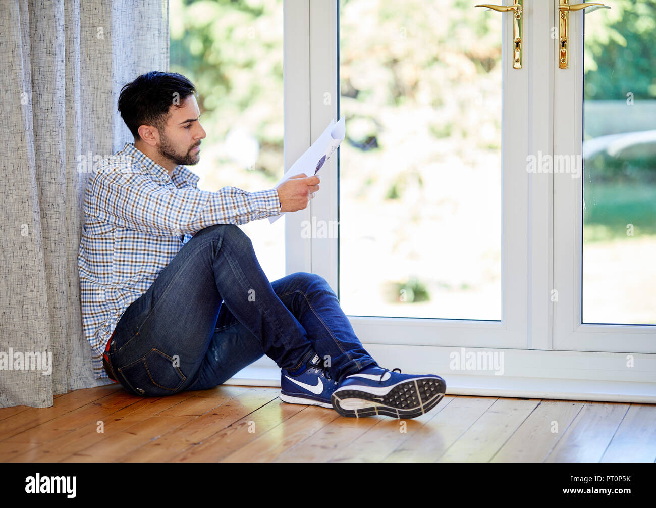 An seinem Kontoauszug suchen Stockfoto