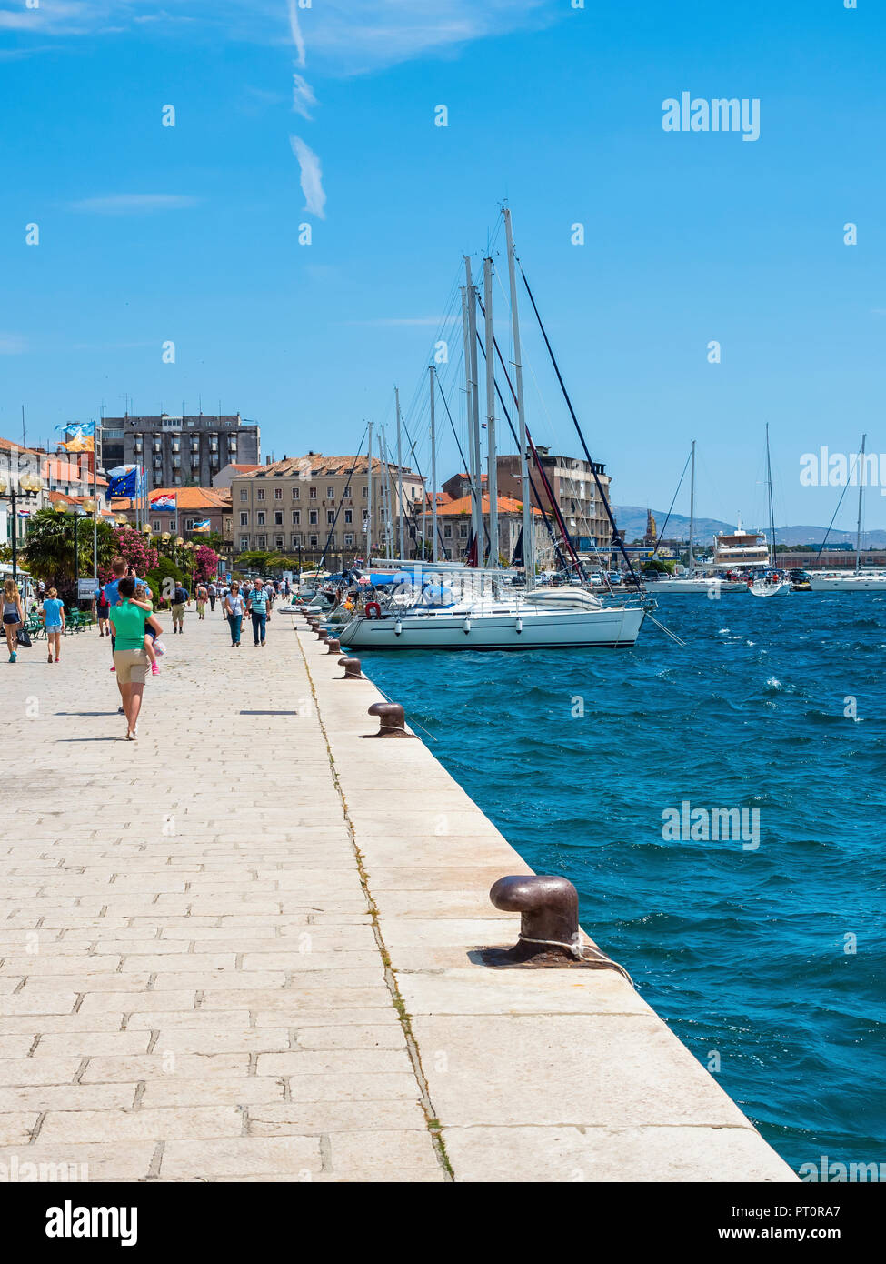 Kroatien, Adriaküste, Dalmatien, Region Split, Sibenik mit Uferpromenade und Segelyachten Stockfoto