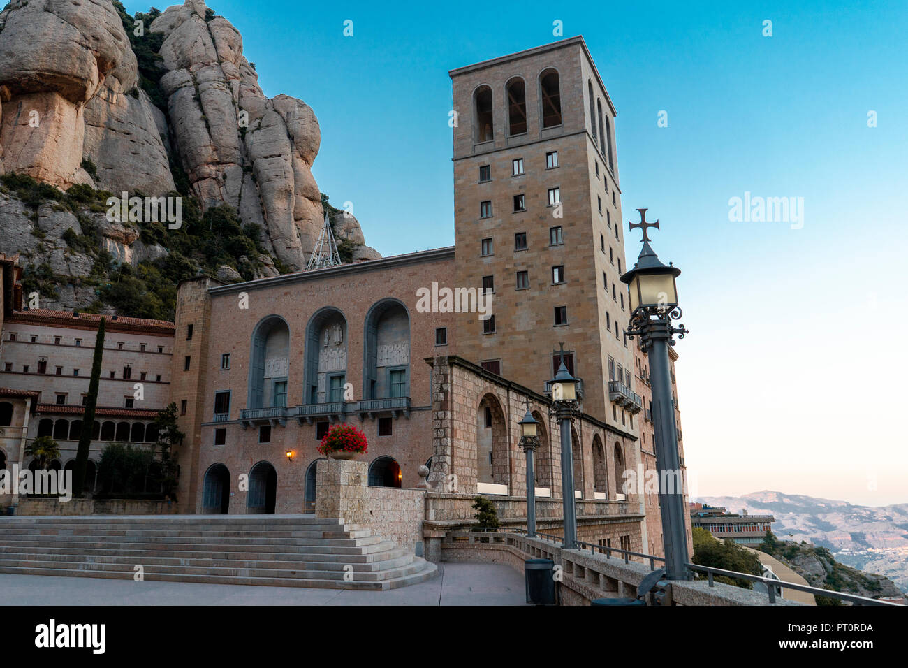 Spanien, Katalonien, Montserrat, Santa Maria de Montserrat Abtei am Abend Stockfoto