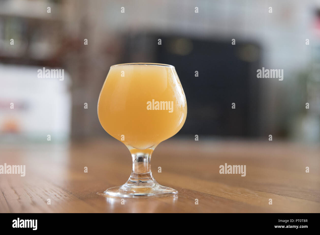 Handwerk Bier Verkostung Probe, Dunstiger India Pale Ale Stockfoto