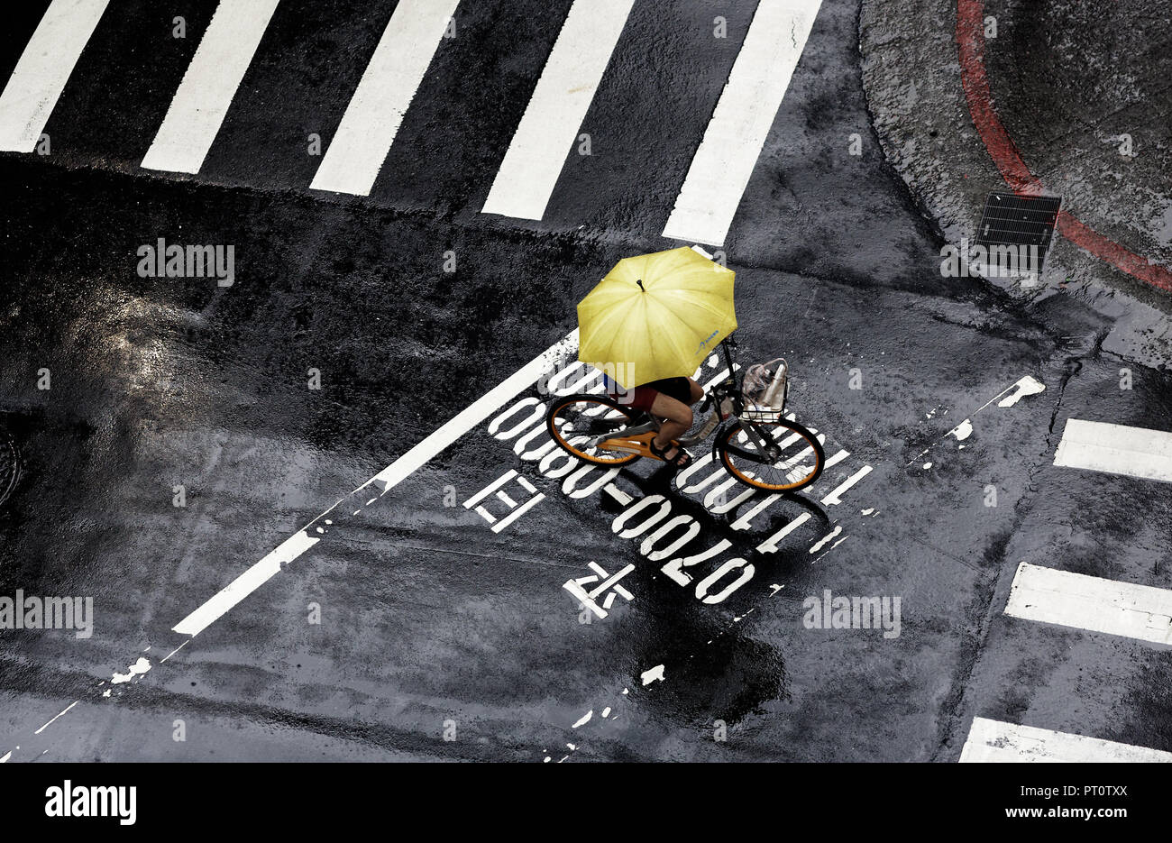 Taipei Radfahrer in Regen Stockfoto