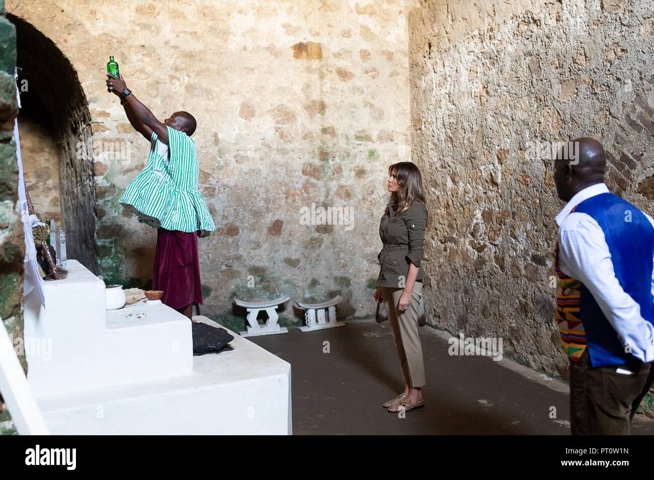 Us-First Lady Melania Trump, und Guide Kwesi Essel-Blankson Tour die männlichen Dungeon in der berüchtigten Cape Coast Castle Oktober 3, 2018 in Accra, Ghana. Dies ist die erste Solo internationale Reise durch die First Lady. Stockfoto