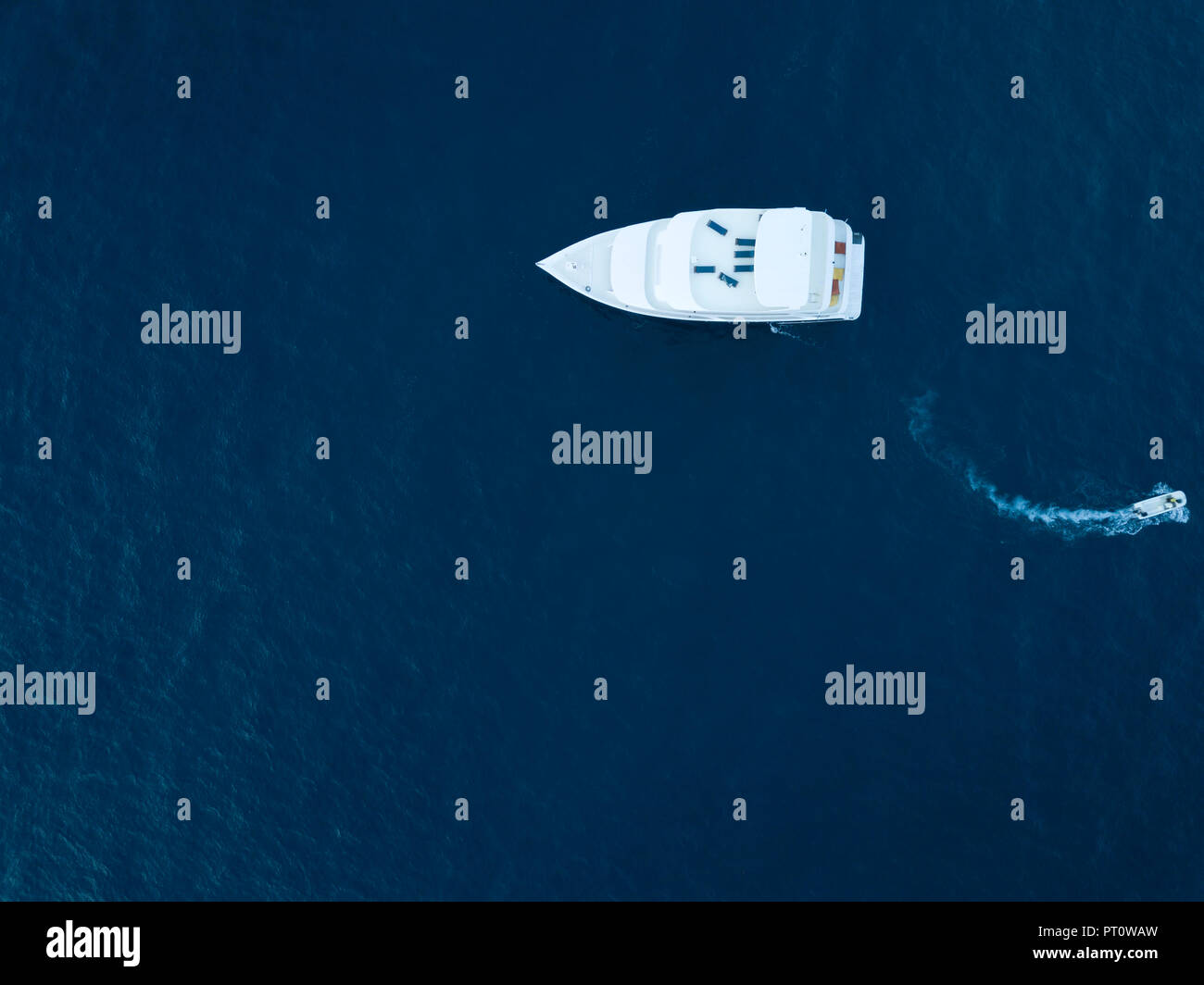 Malediven, Luftaufnahme von Yacht und Boot Stockfoto