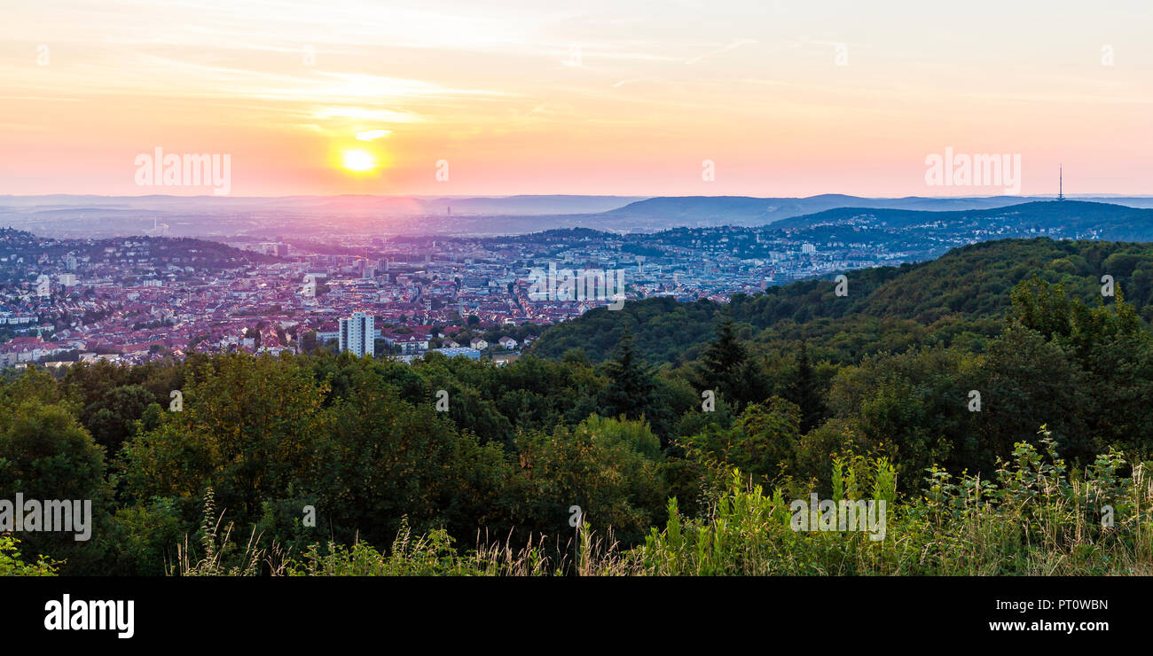 Deutschland, Baden-Württemberg, Stadtbild von Stuttgart bei Sonnenaufgang, Ansicht vom Birkenkopf Stockfoto