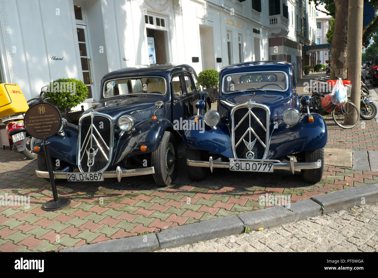 Hanoi Vietnam - Old style Citroen Limousine Autos vor dem Hotel Metropole in der Altstadt von Hanoi Stockfoto