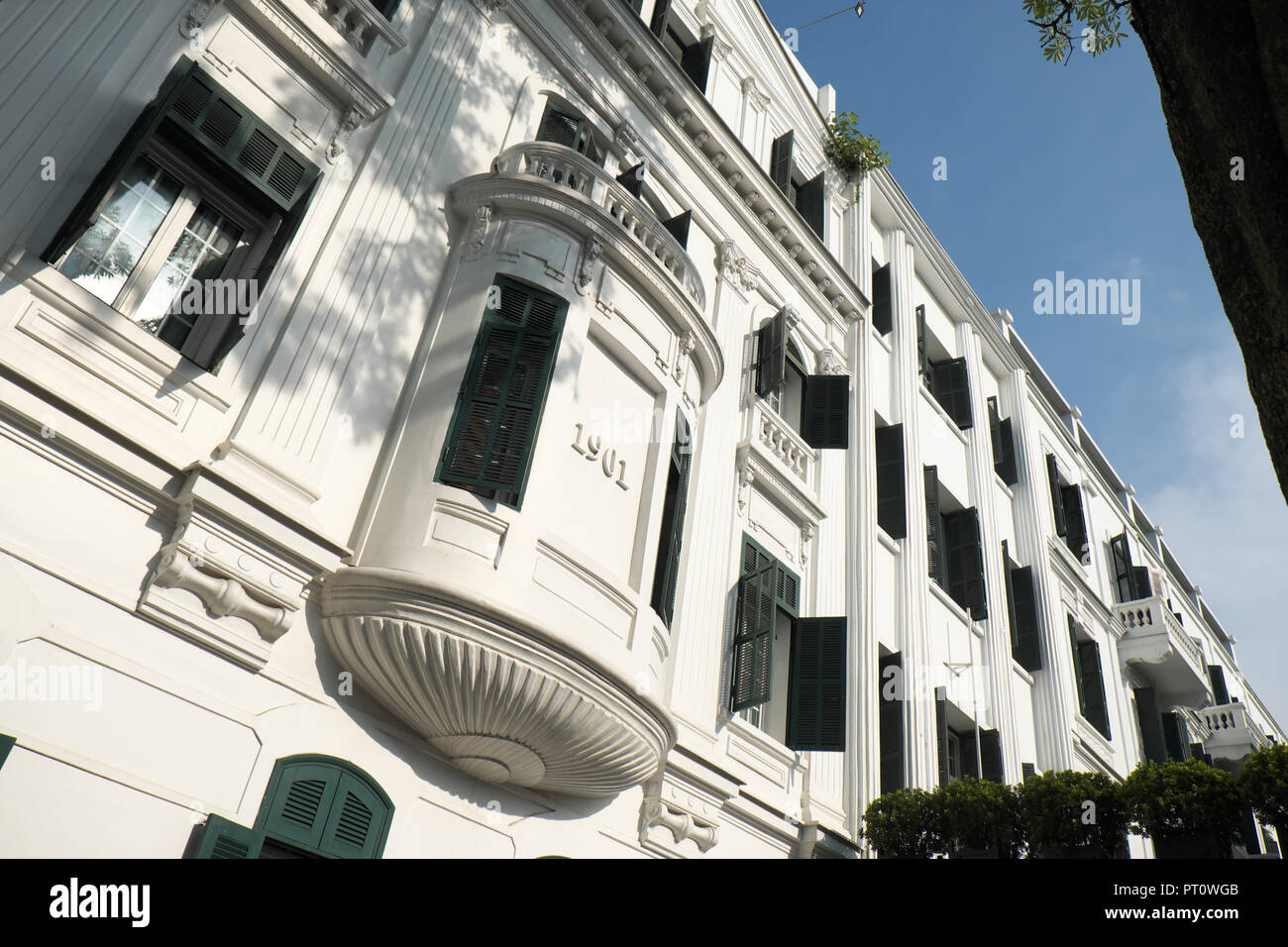 Hanoi Vietnam - im Kolonialstil erbaute Hotel Metropole stammt aus dem Jahr 1901 Stockfoto