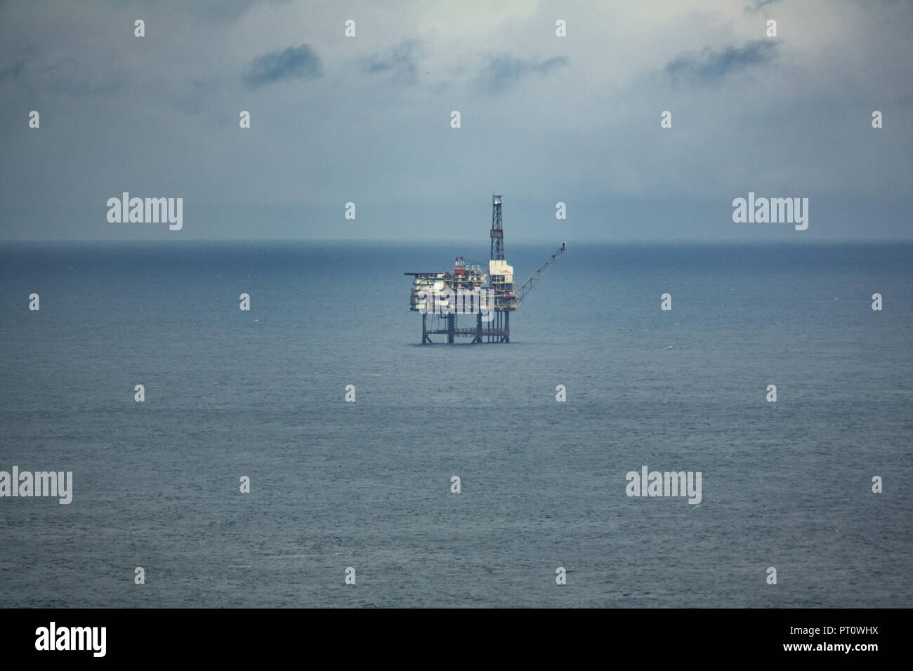 Gas- Plattform in der Mitte des Ozeans, Long Shot Stockfoto
