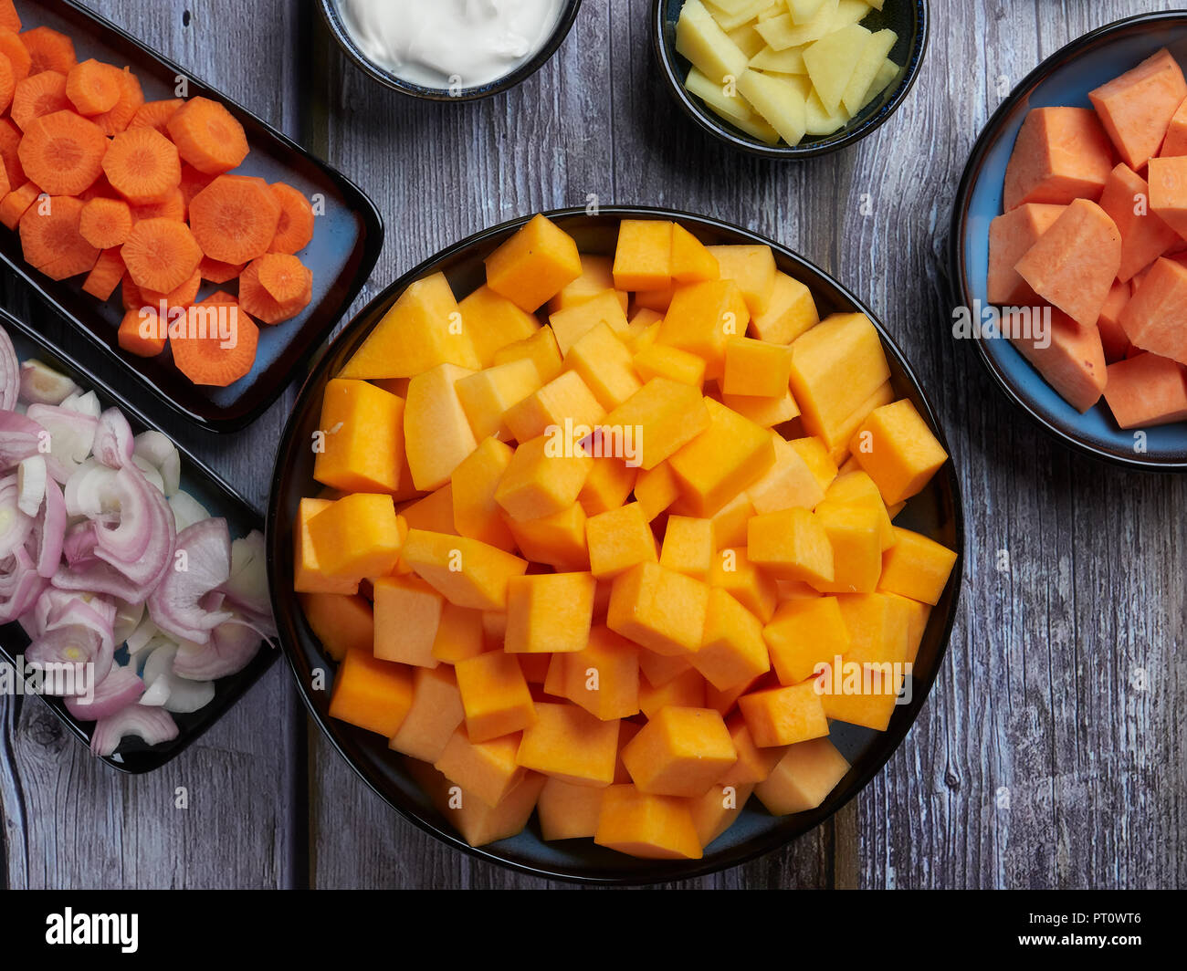 Zutaten für butternut Kürbis Suppe mit Süßkartoffeln und Ingwer, auf Grau rustikaler Hintergrund Stockfoto