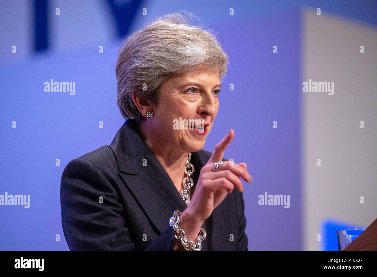 Premierminister, Theresa May, gibt ihrer Grundsatzrede auf dem Parteitag der Konservativen Partei in Birmingham. Sie tanzte zu "Dancing Queen" von ABBA. Stockfoto