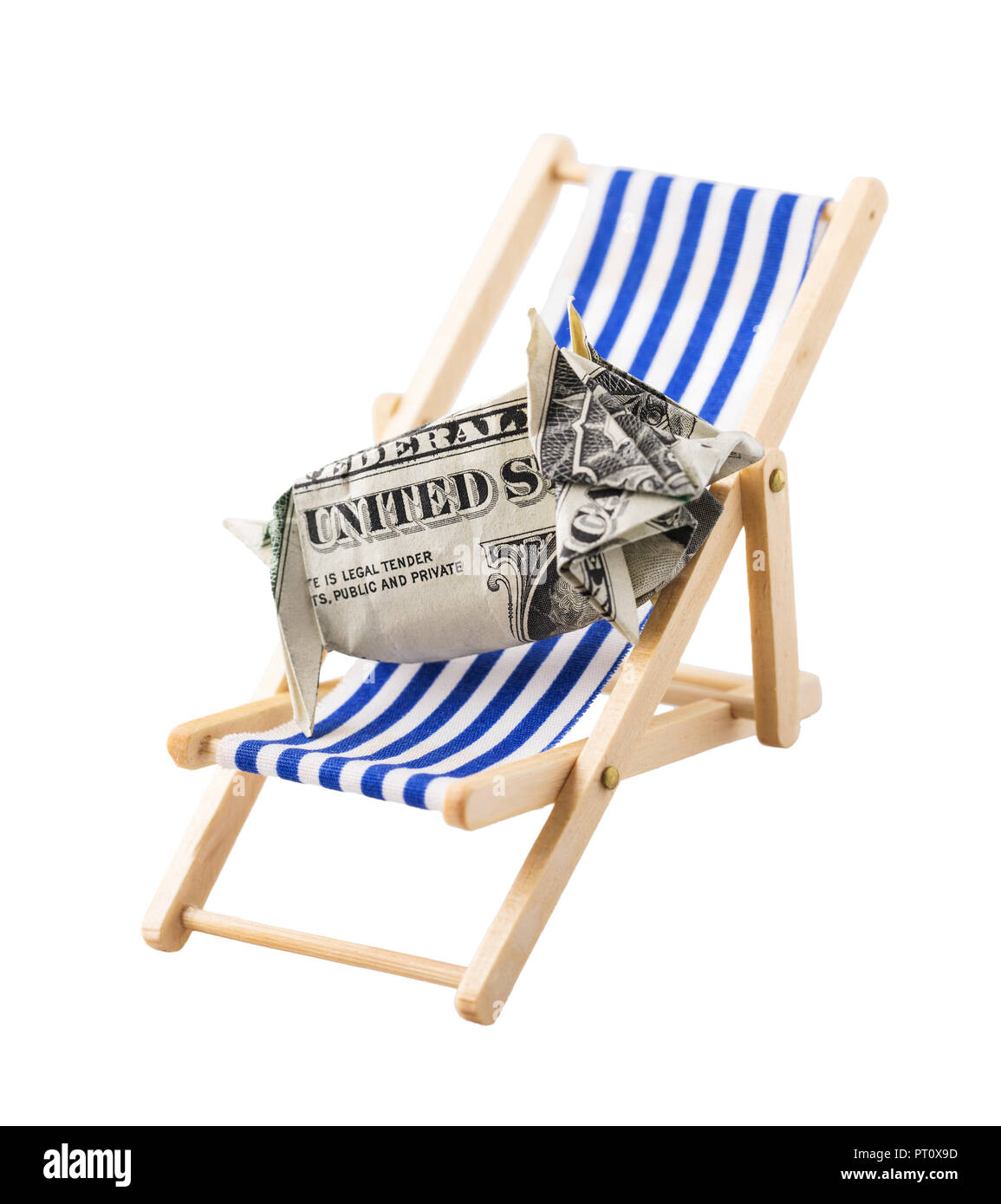 Kässeli in Form von Schwein aus Dollar, liegen auf einer Chaiselongue, auf weißem Hintergrund Stockfoto