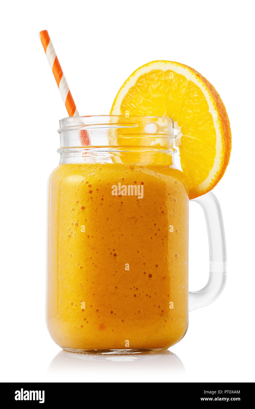 Smoothies aus reifen Orange im Glas auf weißem Hintergrund gemacht Stockfoto