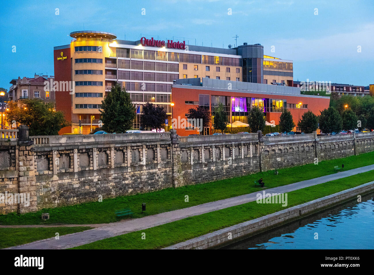 Krakau, Polen/Polen - 2018/09/08: Krakau Altstadt, am Abend Blick auf das Qubus Hotel im Stadtteil Podgorze, von der Weichsel Stockfoto