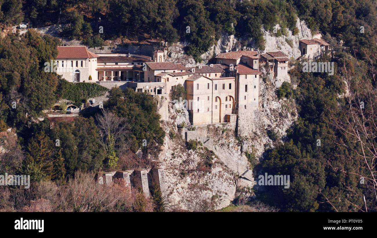 Blick auf den Schrein von St. Franziskus in Greccio, im Heiligen Tal von Rieti Stockfoto