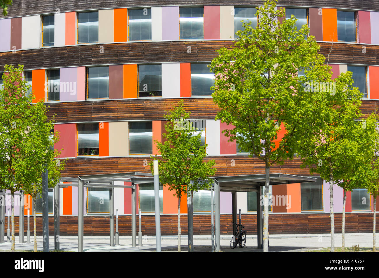 Umwelt und bunte Fassade des Umweltbundesamtes in Dessau Stockfoto