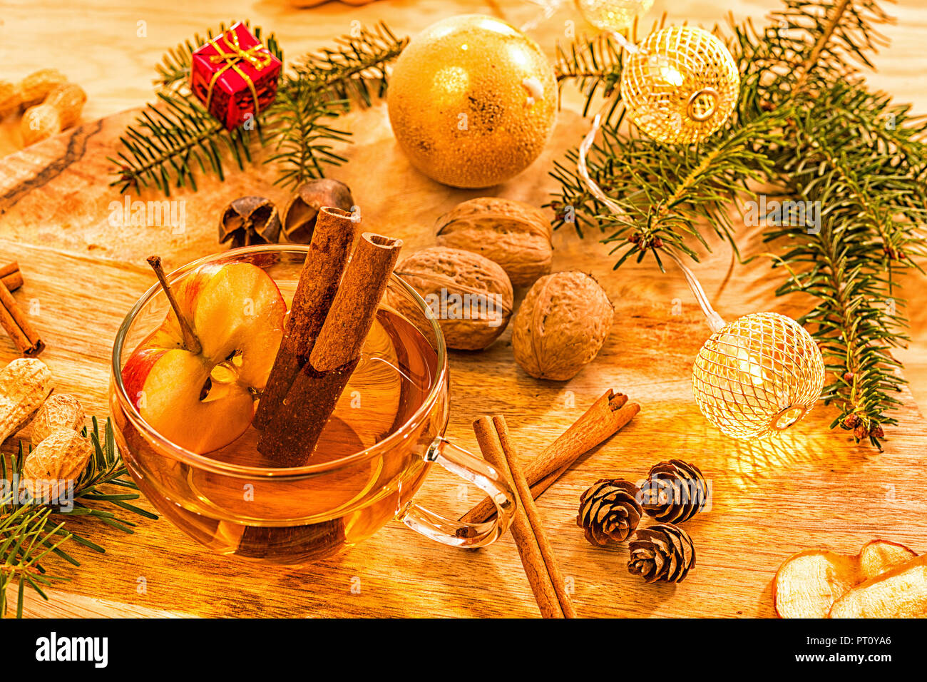 Tasse aus Glas mit T-Stück mit Holztisch Stockfoto