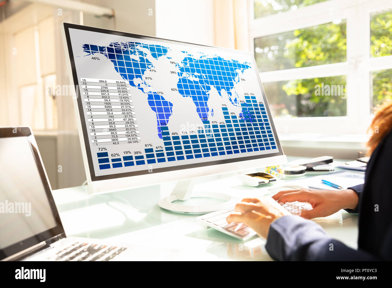 Junge Geschäftsfrau Analyse Diagramme auf dem Computer am Arbeitsplatz Stockfoto