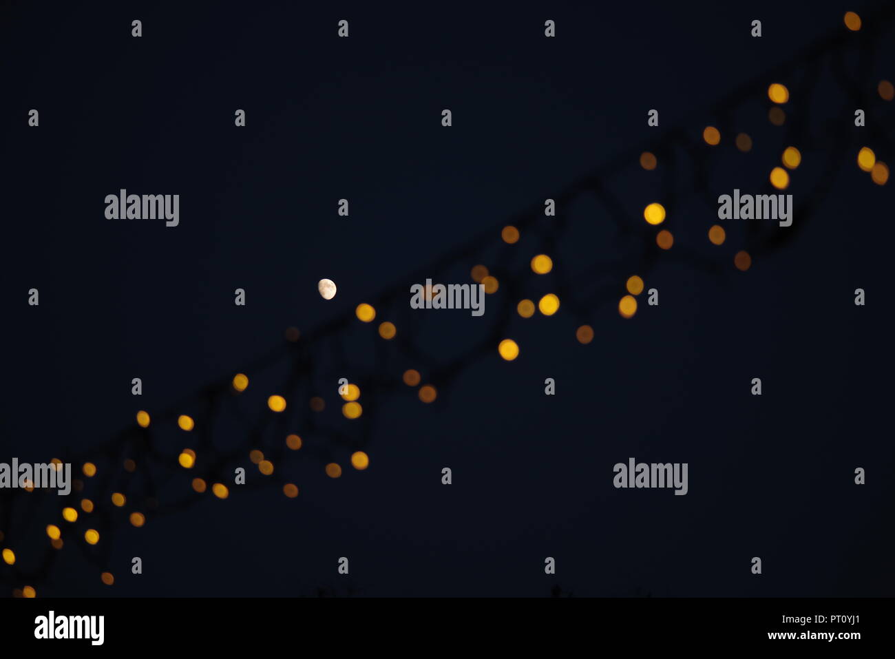 Half Moon und bokehs von kleinen elektrischen Lampen. Stockfoto