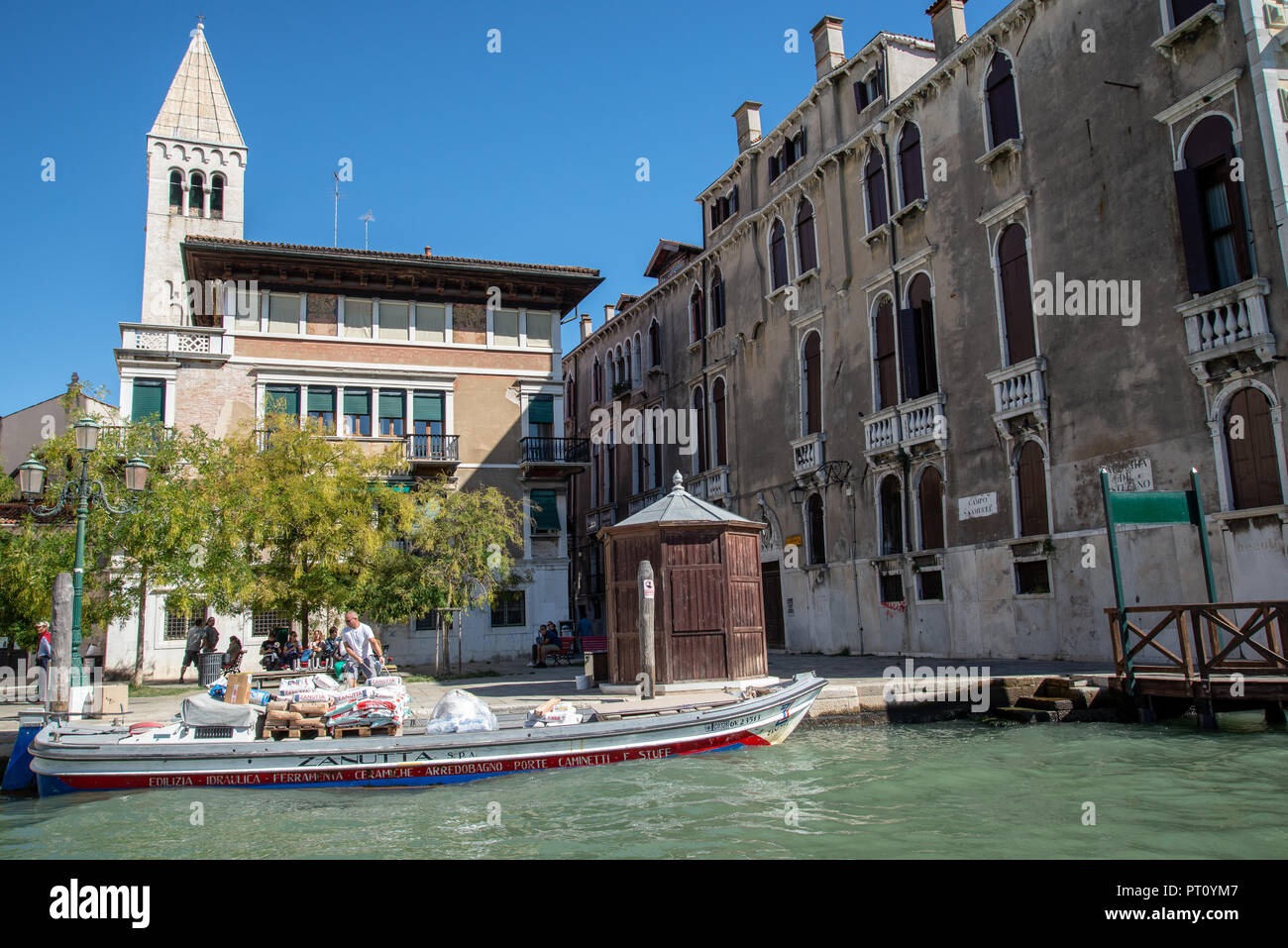 Lieferung von Baustoffen mit dem Boot, Venedig Stockfoto
