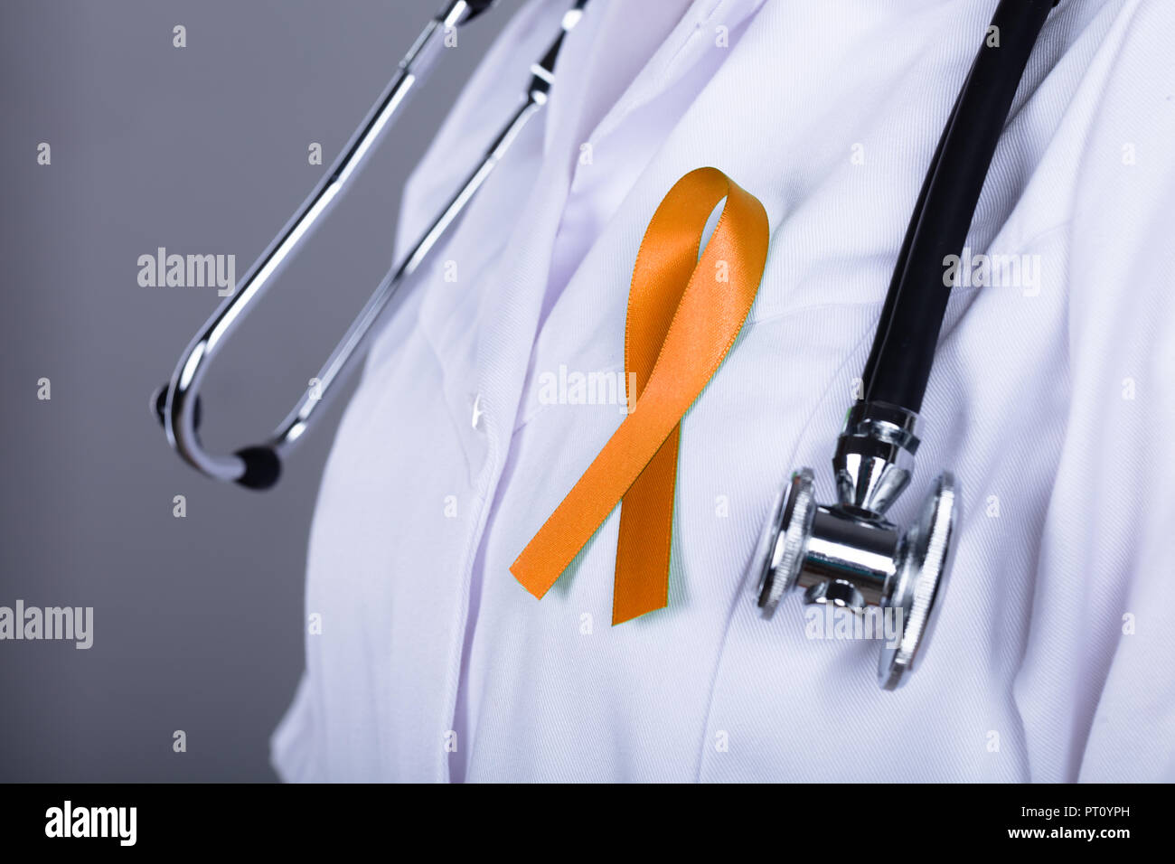 Nahaufnahme einer Gynäkologin mit Gebärmutterkrebs Awareness Ribbon Stockfoto