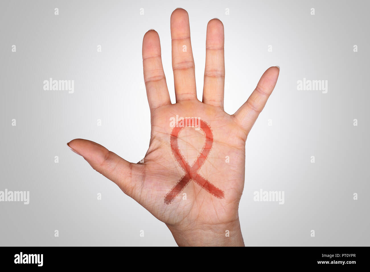 Close-up von Gebärmutterkrebs Awareness Ribbon gezeichnet auf weibliche Hand über grauer Hintergrund Stockfoto