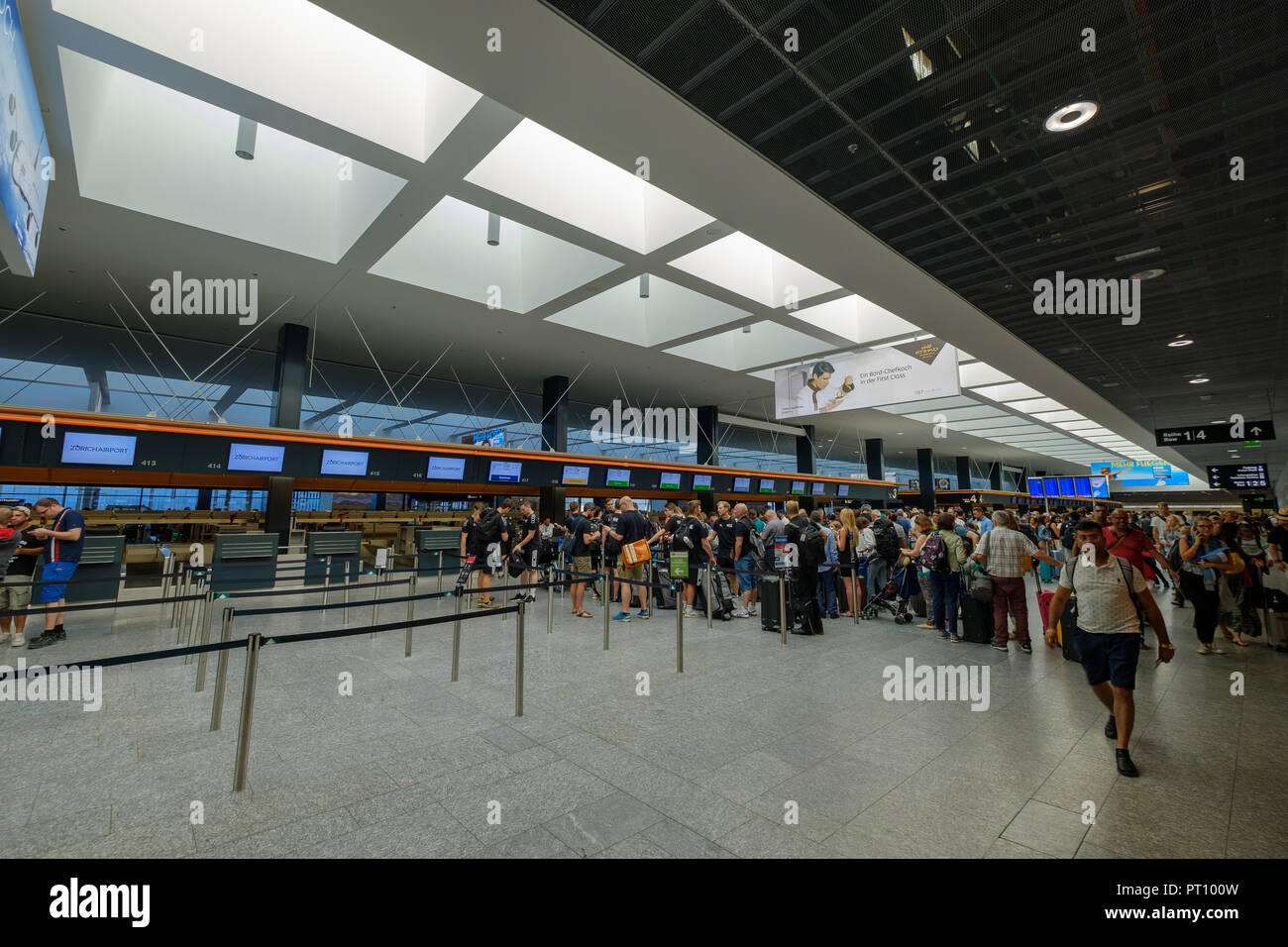 Zürich, Schweiz - 19. Juli 2018: Die Passagiere Registrierung der Flüge am Check-in-Decks in den internationalen Flughafen Zürich Stockfoto