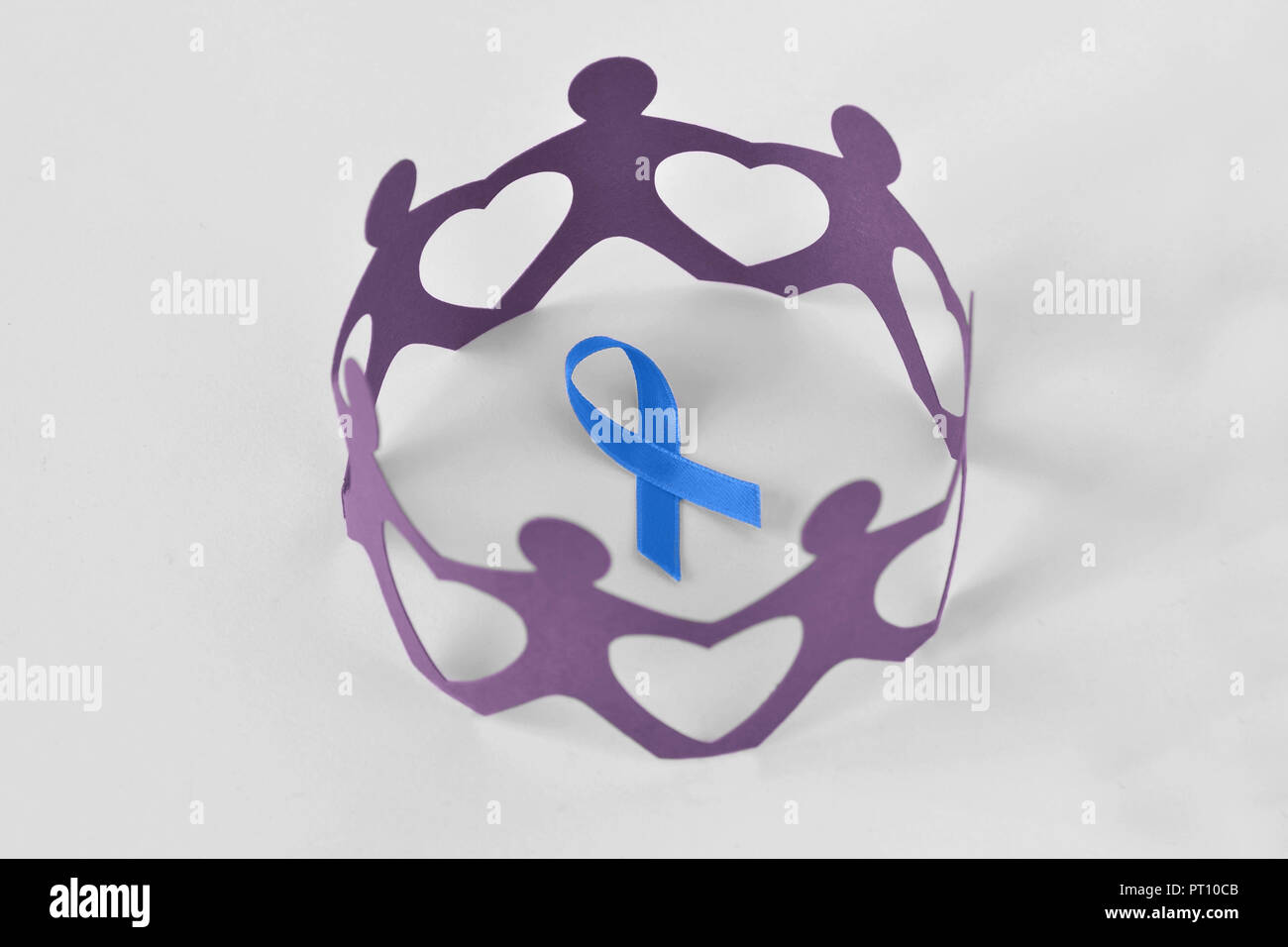 Papier die Menschen in einem Kreis um Blue Ribbon auf weißem Hintergrund - Begriff des Prostatakrebses Bewusstsein Stockfoto
