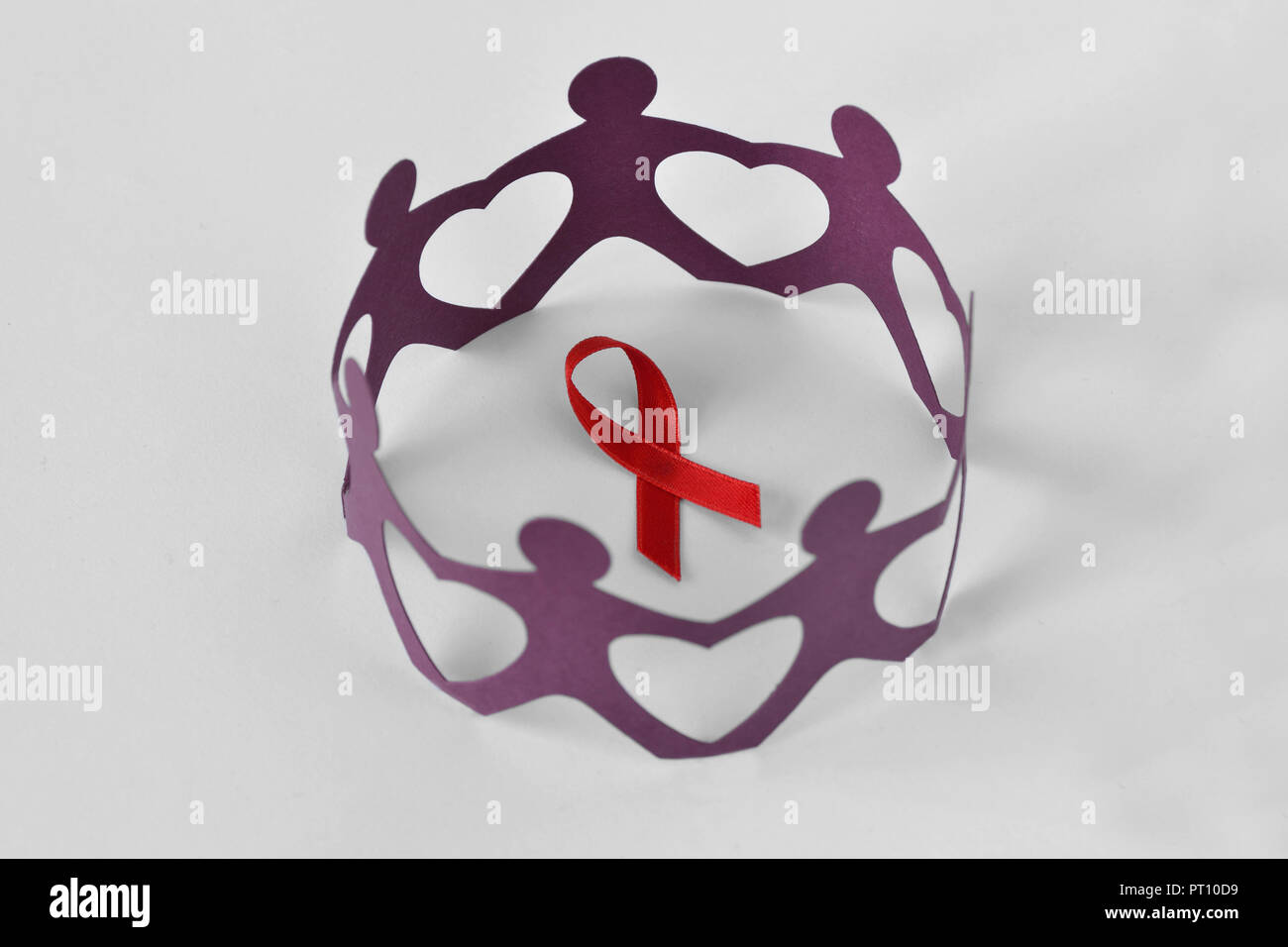 Papier die Menschen in einem Kreis um Red Ribbon auf weißem Hintergrund - Aids Awareness Konzept Stockfoto