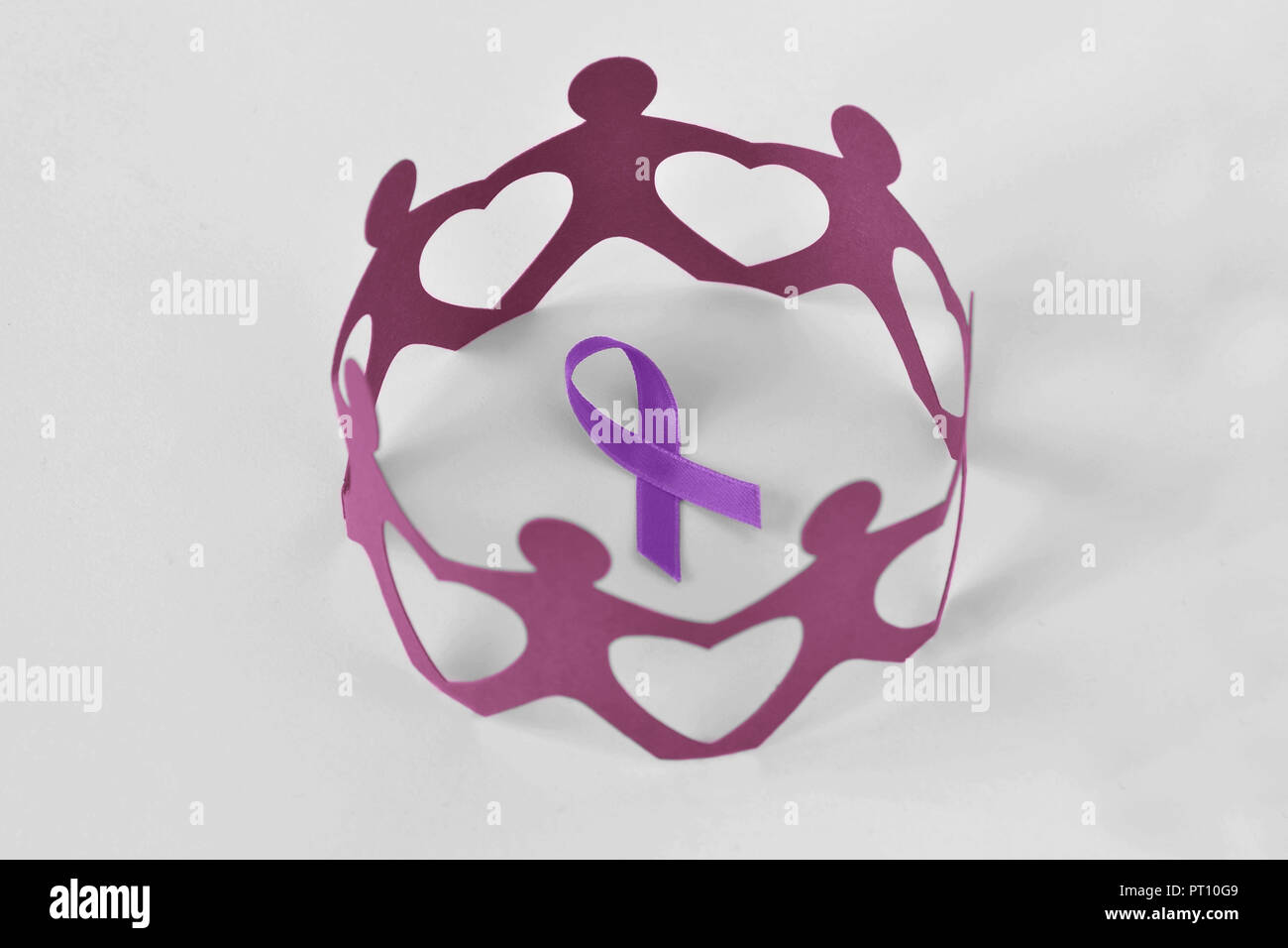 Papier die Menschen in einem Kreis um violette Band auf weißem Hintergrund - Begriff der häuslichen Gewalt Sensibilisierung; Alzheimer, Bauchspeicheldrüsenkrebs, Ep. Stockfoto