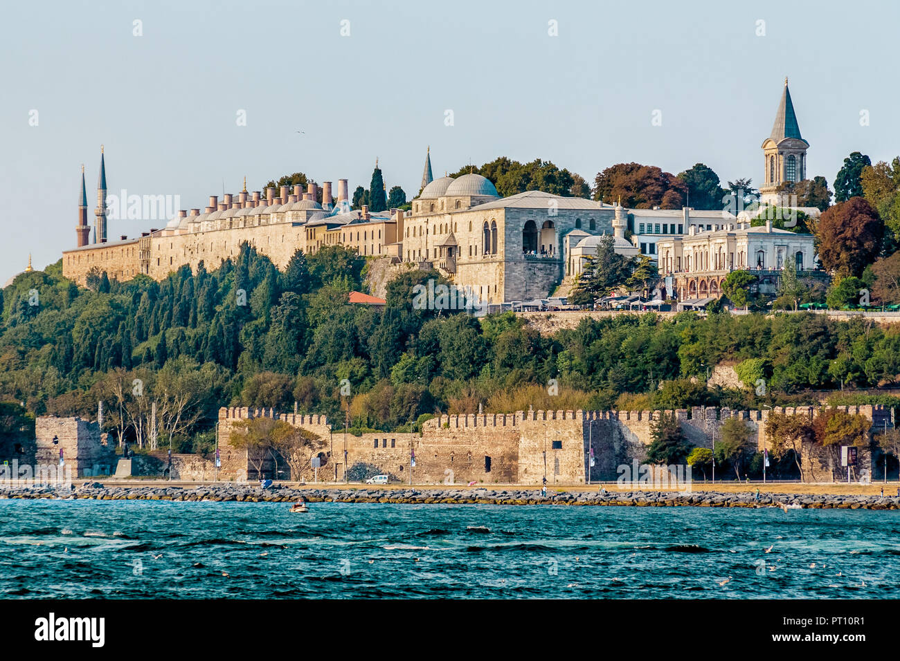 Istanbul, Türkei, 8. Oktober 2011: Topkapi Palast vom Bosporus gesehen. Stockfoto