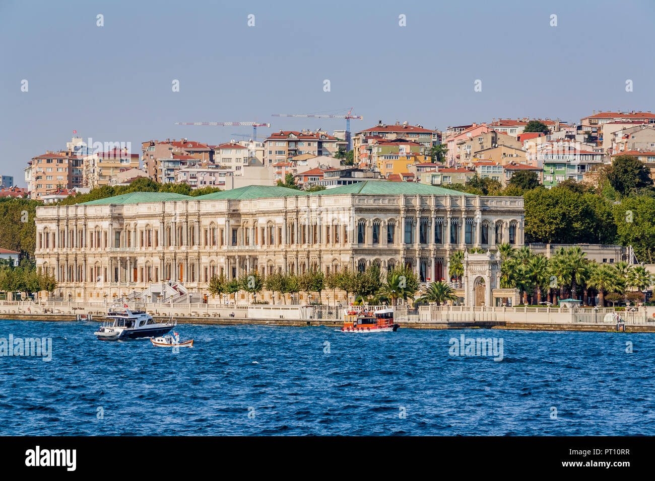 Istanbul, Türkei, 8. Oktober 2011 :: Cirigan Palace (Kempinski Hotel) an den Ufern des Bosporus. Stockfoto