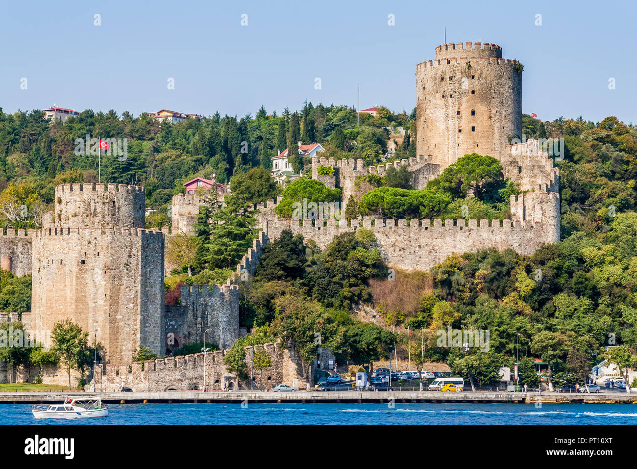 Istanbul, Türkei, 8. Oktober 2011: Rumeli Hisari Rumeli Festung () an den Ufern des Bosporus. Stockfoto