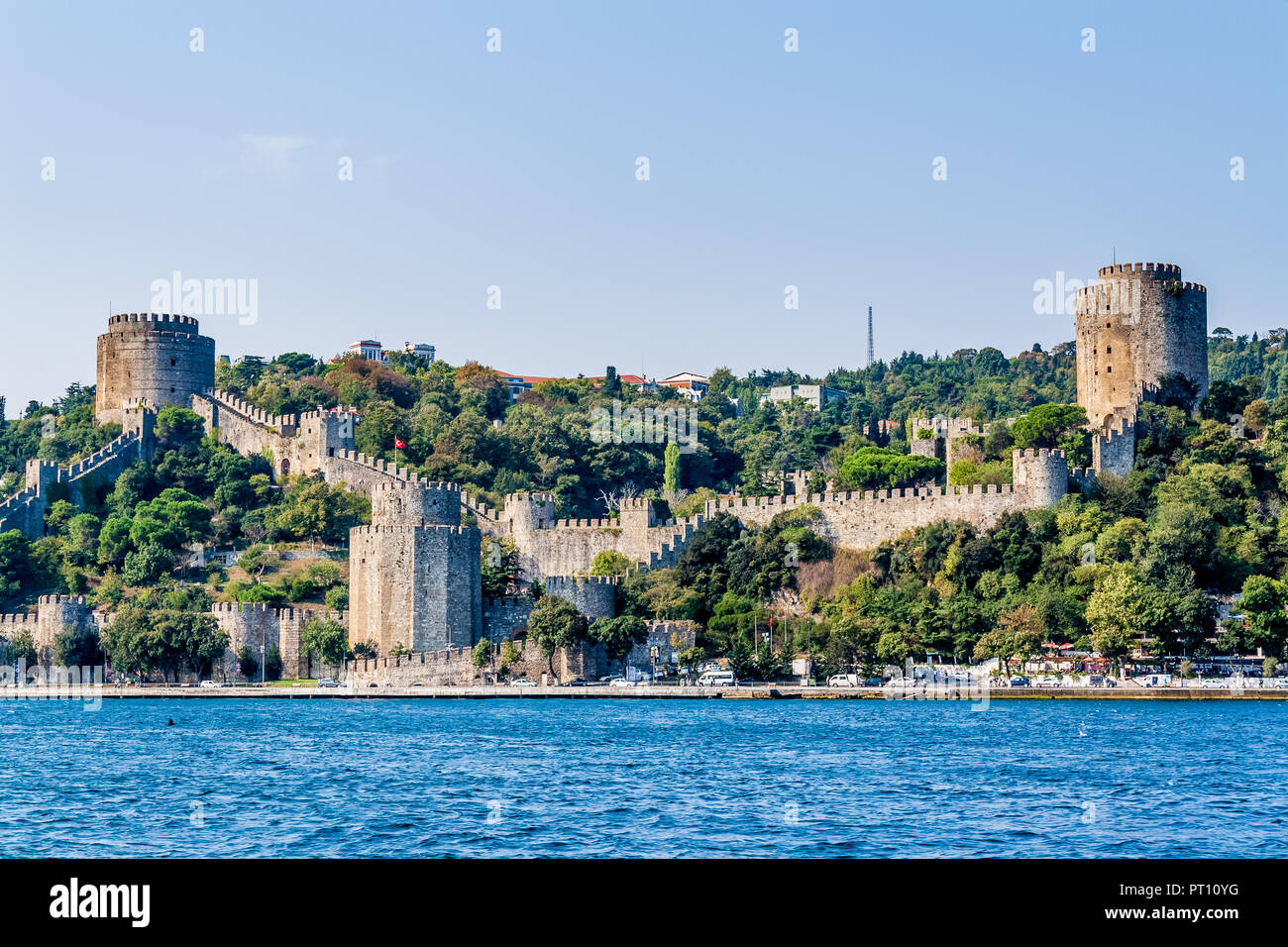 Istanbul, Türkei, 8. Oktober 2011: Rumeli Hisari Rumeli Festung () an den Ufern des Bosporus. Stockfoto