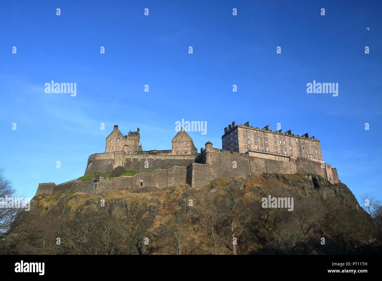 Historische Festung - Schloss oben am Hügel in Edinburgh, der Hauptstadt von Schottland, Vereinigtes Königreich, blauer Himmel. Stockfoto