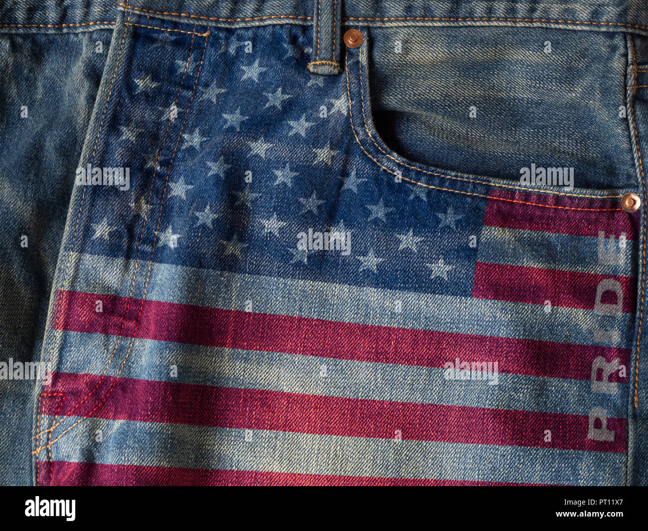 USA-Flagge mit Stolz Wort auf Denim Blue Jeans Hintergrund Konzept  Stockfotografie - Alamy