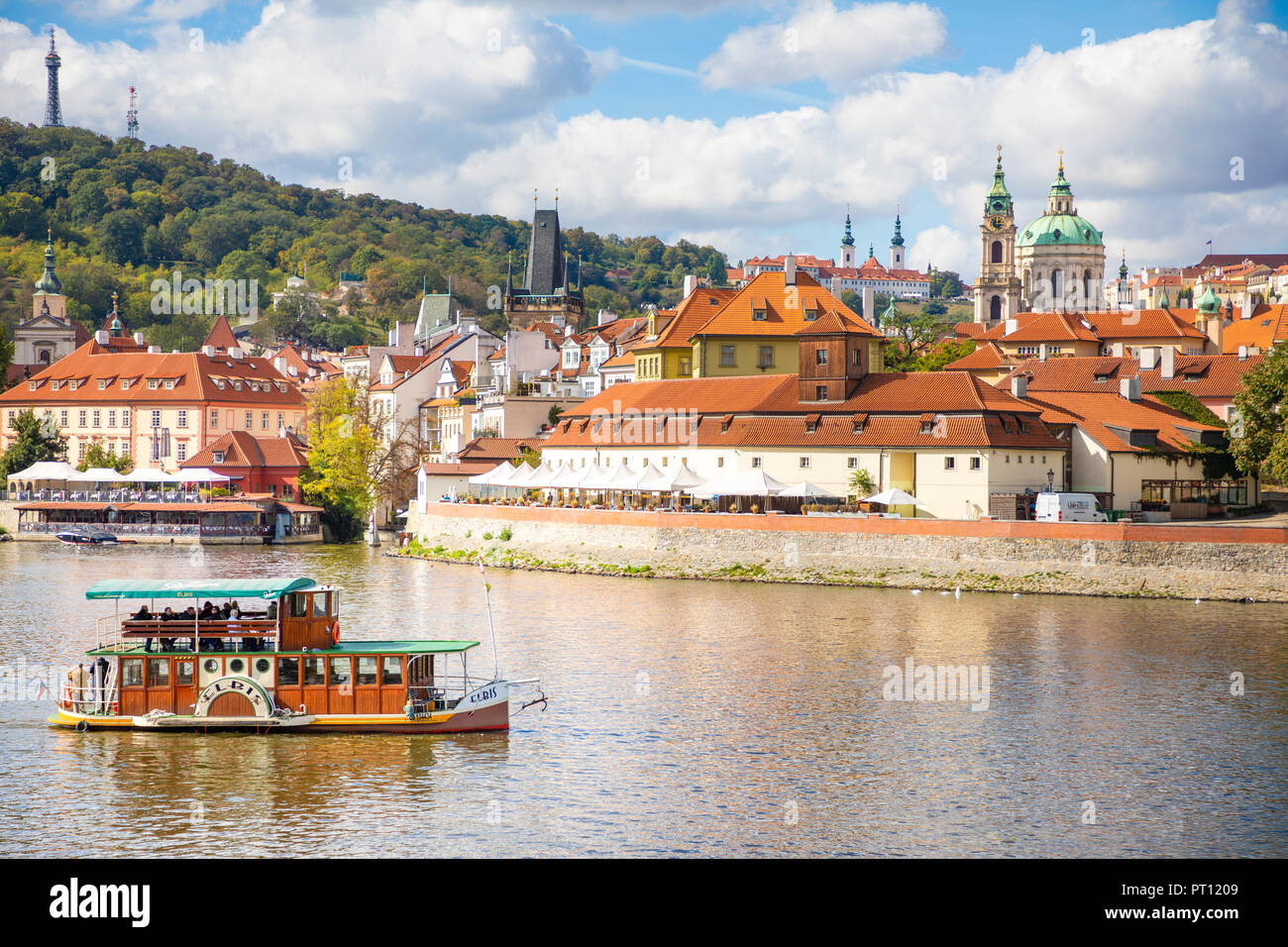 Prag, Tschechische Republik - 29.09.2018: Die Reise Boot in der Prager Altstadt mit Schloss Stockfoto