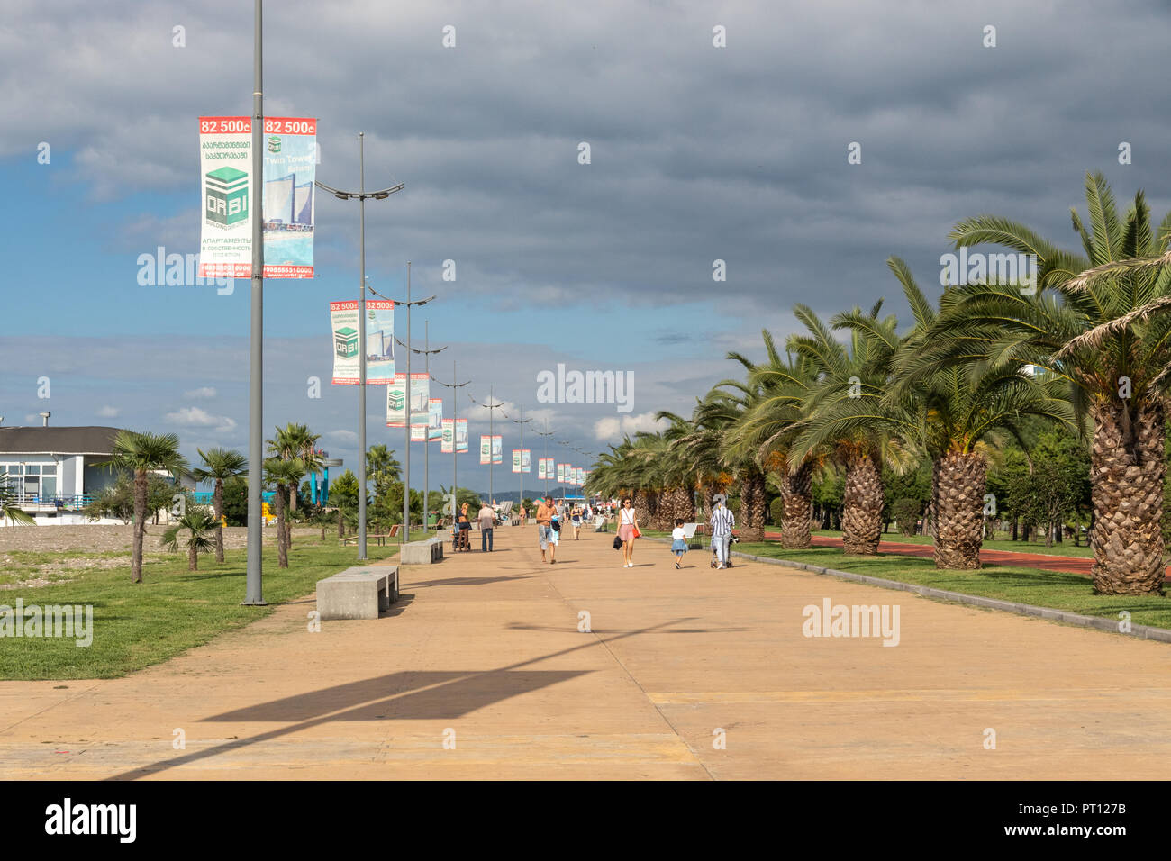 Palmen säumen die Boulevard in Batumi, Adscharien, Georgien Stockfoto