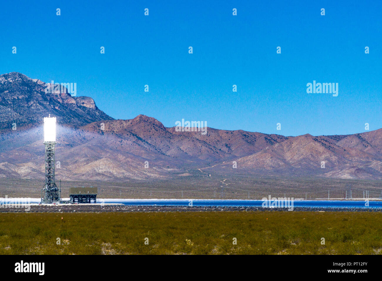 Die Ivapaugh Solar Electric System erzeugt auf der Kalifornien Nevada Rand entlang der Autobahn 15 USA Stockfoto